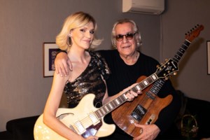 Θλίψη στην κηδεία του Χρήστου Κυριαζή: Με λευκό τριαντάφυλλο η Βάνα Μπάρμπα