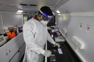 Κορονοϊός: Νέα μελέτη δείχνει πως η Όμικρον είναι εξίσου σοβαρή με τις άλλες παραλλαγές