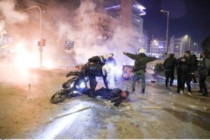 Νέα Σμύρνη: Στο κυνήγι του "Ινδιάνου" η ΕΛΑΣ - Ο χούλιγκαν που έτρεξε 100 μέτρα και έριξε τον αστυνομικό από τη μοτοσικλέτα