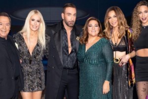 Δέσποινα Βανδή – Βασίλης Μπισμπίκης: Eνθουσιασμένος της πετούσε λουλούδια - Νέα βραδινή έξοδος για το ζευγάρι [Εικόνες]