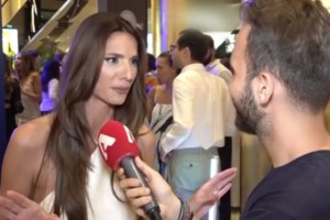 Ηλιάνα Παπαγεωργίου: Ο ξέφρενος χορός σε πανηγύρι με total white σύνολο 1.000 ευρώ - Η designer φουστανέλα και το γιλέκο
