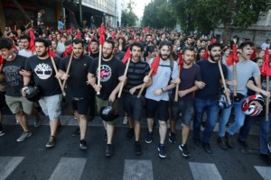 Επεισόδια στο Σύνταγμα: Φωτογραφίες - σοκ από τους τραυματίες αστυνομικούς - Δέχθηκαν επίθεση με μολότοφ σε ευθεία βολή - εικόνα 4