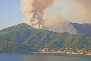 Σε ύφεση η φωτιά στη Θάσο, ανακριτικό κλιμάκιο στο νησί - Η εικόνα στη Μεσσηνία - 61 πυρκαγιές το τελευταίο 24ωρο - εικόνα 2