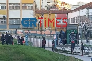 Αχαΐα: Σχολικό λεωφορείο τυλίχθηκε στις φλόγες λίγο πριν παραλάβει μαθητές [εικόνες - βίντεο] - εικόνα 2