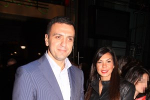 Έλενα Ράπτη: Η βραδινή έξοδος με τον σύζυγό της - Το μικρό μαύρο crochet φόρεμα που συνδύασε με κόκκινες γόβες - εικόνα 4