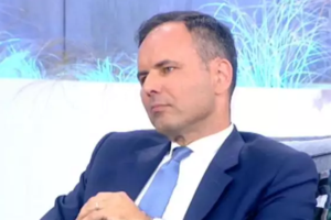 Αλέξης Πατέλης: Ξέσπασε για τον ομοφοβικό οχετό σε πρωτοσέλιδα εφημερίδων ο σύμβουλος του Μητσοτάκη [εικόνες]