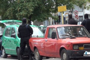 Καρέ - καρέ σε βίντεο η επίθεση με τσεκούρι στην εφορία Κοζάνης: Πώς ο διευθυντής ακινητοποίησε τον δράστη - εικόνα 3