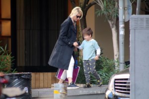 Σία Κοσιώνη: Με αυτοκόλλητα στο πρόσωπο διασκεδάζει τον άρρωστο γιο της- "Ίωση νούμερο 817"