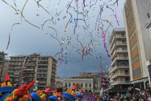 Πάτρα: Φαντασμαγορικό θέαμα για έξι ώρες με πάνω από 60.000 καρναβαλιστές - Έκαψαν τον βασιλά καρνάβαλο [εικόνες - βίντεο] - εικόνα 5