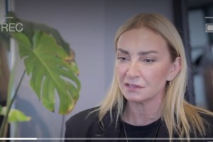 Μαρία Κορινθίου: Η υπερβολική animal print εμφάνιση με oversized λεοπάρ κοστούμι και γόβες - εικόνα 8