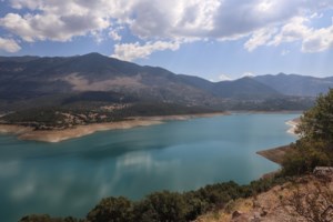 Μόρνος ώρα μηδέν: Πλάνα από drone δείχνουν την πρωτοφανή υποχώρηση των υδάτων - "Η χειρότερη κατάσταση της δεκαετίας" [βίντεο]