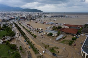 Κατολίσθηση στη λεωφόρο Σχιστού - Διακοπή κυκλοφορίας στη δεξιά λωρίδα [βίντεο]