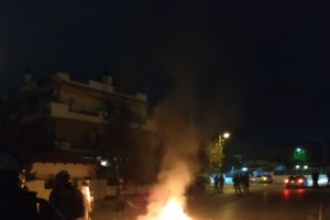 ΕΛ.ΑΣ: 35 προσαγωγές σε Αθήνα-Θεσσαλονίκη από τα επεισόδια – Τραυματίες αστυνομικοί από Ρομά στην Αυλίζα - εικόνα 2