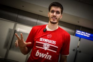 Ολυμπιακός - Βόλος: Διακοπή του αγώνα, σοβαρά επεισόδια και οργή Μπέου - Τι συνέβη στο Πανθεσσαλικό, τι λέει η ΕΛ.ΑΣ - εικόνα 3