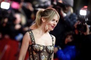 Η Σιένα Μίλερ με ονειρεμένο ολομέταξο slip dress Gucci και δαντελένια γάντια στο κόκκινο χαλί - εικόνα 10