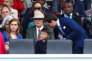 Πριγκίπισσα Βεατρίκη: Luxury chic με λινό φόρεμα και τα Chanel γοβάκια που λατρεύουν οι royals - εικόνα 2