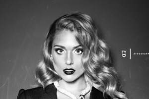 Μαριάννα Γουλανδρή Λαιμού: Στην Πάρο με φλοράλ μίνι φόρεμα στην αγκαλιά του συζύγου της Φίλιππου Λαιμού - εικόνα 4