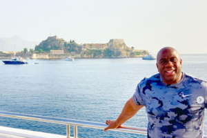 Μάτζικ Τζόνσον: Για ψαράκι στον "Κόμη" μαζί με Samuel Jackson και Ll Cool J - Ποια είναι η γνωστή ταβέρνα της Ζακύνθου - εικόνα 2