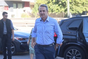 Στη βάση των Canadair ο Μητσοτάκης: "Να μαθαίνουμε από όποια αστοχία μας" [εικόνες] - εικόνα 3