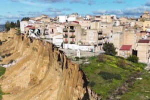 Τραγωδία στη Μάλτα για οικογένεια Πολωνών: Έχασαν τη 13χρονη κόρη τους που παρασύρθηκε από πελώρια κύματα - εικόνα 4