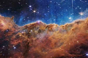 NASA: Το διαστημικό τηλεσκόπιο James Webb απαθανάτισε έναν γαλαξία 500 εκατ. έτη φωτός μακριά από τη Γη