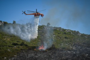 Φωτιά στη Λέσβο, στην περιοχή Βρίσα - Σηκώθηκαν δύο αεροσκάφη και τέσσερα ελικόπτερα