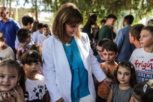 Μητσοτάκης: Στο Δημοτικό Σχολείο Δραπετσώνας για τον αγιασμό- Οι σέλφι με τους μαθητές και η "εισβολή" στις αίθουσες - εικόνα 4