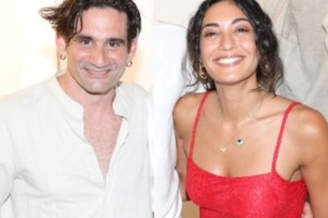 Η Ευγενία Σαμαρά ποζάρει με μαγιό: Απολαμβάνει τις διακοπές της και το ηλιοβασίλεμα [εικόνες]