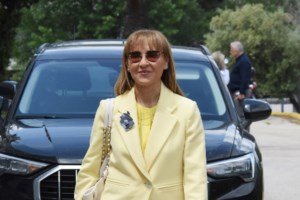 Ζωή Κωνσταντοπούλου: Η total red εμφάνιση στο θέατρο με υπέροχο μίντι φόρεμα και κόκκινο παλτό - εικόνα 6