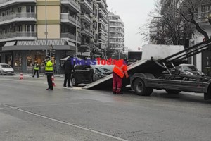 Πέτρου Ράλλη: Αστυνομικοί έβγαλαν λιπόθυμο οδηγό από φλεγόμενο αυτοκίνητο- "Ευτυχώς τη γλίτωσε ο άνθρωπος"