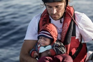 Προκλητική ανάρτηση του διασώστη Αποστολόπουλου: Κατηγορεί το Λιμενικό ότι βύθισε το σκάφος με τους μετανάστες