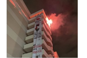 Νομική Αθηνών: Και ξένοι ανάμεσα στους 28 συλληφθέντες - Δεν έχουν σχέση με τη Σχολή λέει η ΕΛΑΣ, φοιτητές δηλώνουν οι Έλληνες