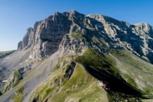 Πώς σώθηκε ο αναρριχητής στα Γιάννενα που έπεσε στο κενό όταν έσπασε ο κρίκος: Η γιγαντιαία επιχείρηση [βίντεο]