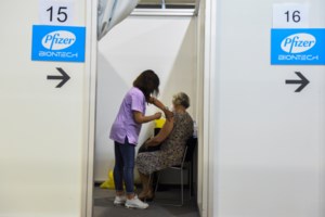 Τραγελαφικές σκηνές στο Εμβολιαστικό Κέντρο Μεταμόρφωσης: Γυναίκα έφυγε με τη σύριγγα στο χέρι..