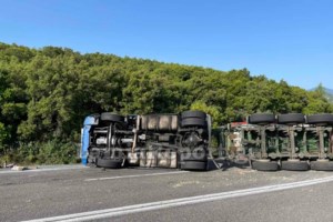 Άγιος Κωνσταντίνος: Νταλίκα τούμπαρε στην έξοδο από την εθνική οδό [εικόνες] - εικόνα 2