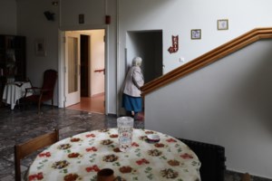 "Είναι μεγάλο το βάρος": Ξέσπασε σε λυγμούς η νοσηλεύτρια που έδωσε στην 92χρονη καθαριστικό αντί για νερό