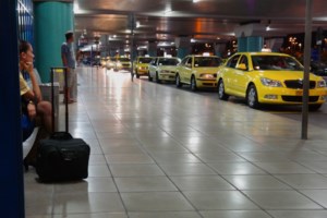 ΣΑΤΑ: Τρίωρη στάση εργασίας των ταξί στον χώρο του Διεθνούς Αερολιμένα Αθηνών