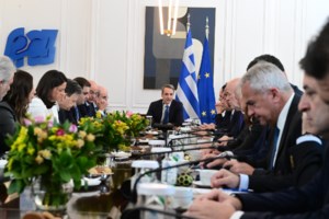 Τα παραλειπόμενα της Βουλής: Η μοναξιά του Καραμανλή, η περισυλλογή του Μητσοτάκη και το "πηγαδάκι" Σαμαρά - Δένδια [εικόνες] - εικόνα 9