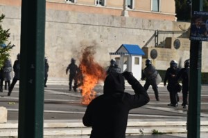 Τέμπη: Επεισόδια στην Αθήνα - Κουκουλοφόροι έκαψαν ολοσχερώς βανάκι [εικόνες - βίντεο]