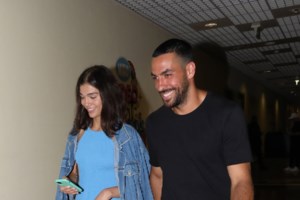 Η Νάνσυ Ζαμπέτογλου αγκαλιά με τον πανύψηλο γιο του Νάσου Γαλακτερού, στα σοκάκια της Σίφνου [εικόνα]