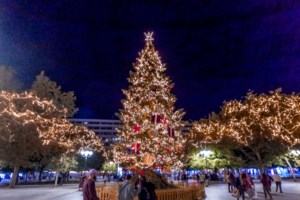 Θεσσαλονίκη: Η "ιπτάμενη" πιανίστρια προσγειώνεται στο Θέατρο Αθήναιον και παίζει πιάνο με το ολόγραμμά της - εικόνα 4