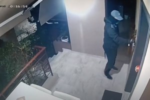 Χειροπέδες σε διαρρήκτη που "σήκωσε" 300.000 ευρώ και κοσμήματα 100.000 από διαμέρισμα στην Καλαμαριά