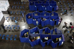 Μητσοτάκης από Mega εμβολιαστικό στο Περιστέρι: Αρχές Μαΐου θα έχουν εμβολιαστεί με μία δόση όλοι άνω των 60 ετών - εικόνα 5