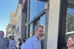 Χανιά: Κυριάκος Μητσοτάκης και Ντόρα Μπακογιάννη στο τελευταίο αντίο στον Γιώργο Κουκλάκη [Εικόνες - Βίντεο] - εικόνα 2