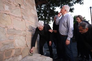 Ηράκλειο: Αποκολλήθηκε γυάλινο μπαλκόνι και έπεσε πάνω σε τουρίστα - Σε κρίσιμη κατάσταση στη ΜΕΘ ο 48χρονος [Eικόνες] - εικόνα 2