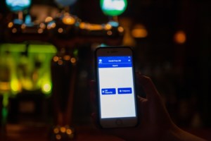 Μάικλ Κόνσταντιν: Πέθανε ο "μπαμπάς" της Νία Βαρδάλος από το My Big Fat Greek Wedding