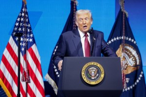 Εξαλλος ο Τραμπ με γυναίκα δημοσιογράφο που τον ρωτάει για τον Έπσταϊν: "Ήσυχα, ήσυχα, γουρουνίτσα" - εικόνα 2