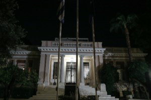 Επεισόδιο στα θεωρεία της Βουλής στην ομιλία Σαμαρά - Παρενέβη αστυνομικός φρουρός - εικόνα 2