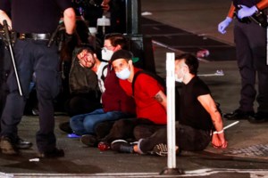 Στις φλόγες οι ΗΠΑ: Ο Τραμπ κάνει πίσω για το στρατό - Μύδροι από Ομπάμα, Μπους και Κάρτερ - εικόνα 9