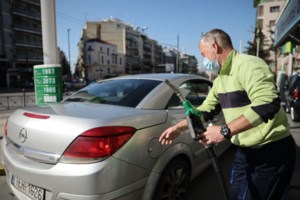 Επιδότηση της βενζίνης: Τι ισχύει τελικά αν μια οικογένεια έχει δύο ή περισσότερα αυτοκίνητα